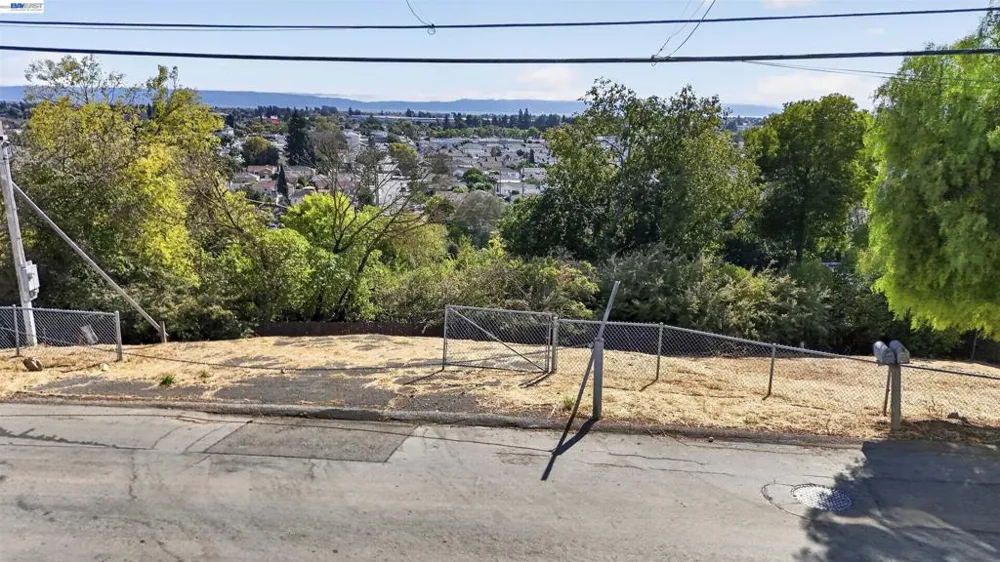14643 Saturn Dr Castro Valley, CA 94578