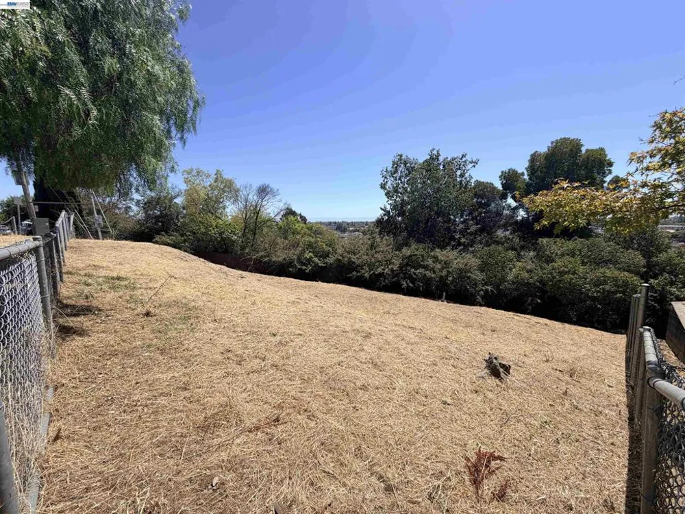 14643 Saturn Dr Castro Valley, CA 94578