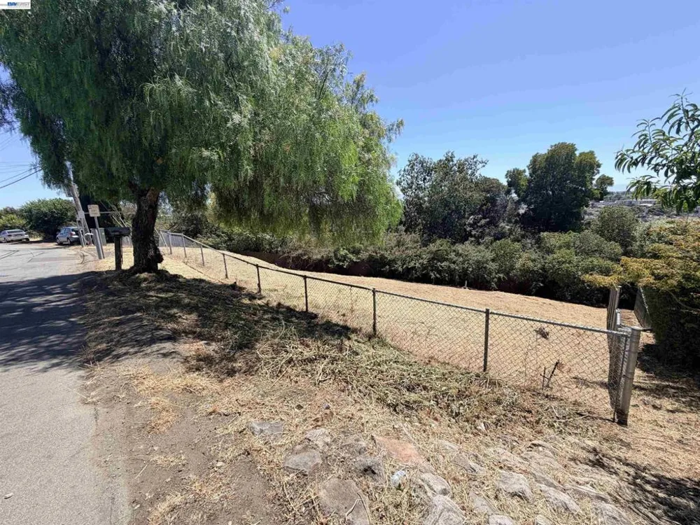14643 Saturn Dr Castro Valley, CA 94578