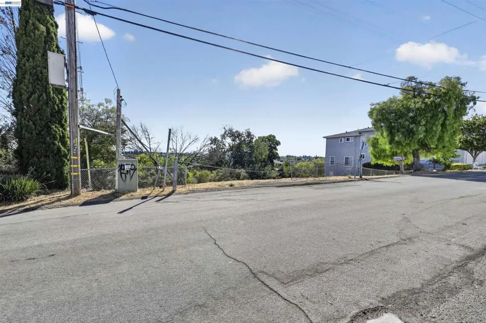 14643 Saturn Dr Castro Valley, CA 94578