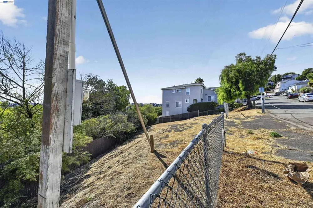 14643 Saturn Dr Castro Valley, CA 94578