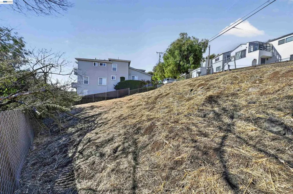 14643 Saturn Dr Castro Valley, CA 94578