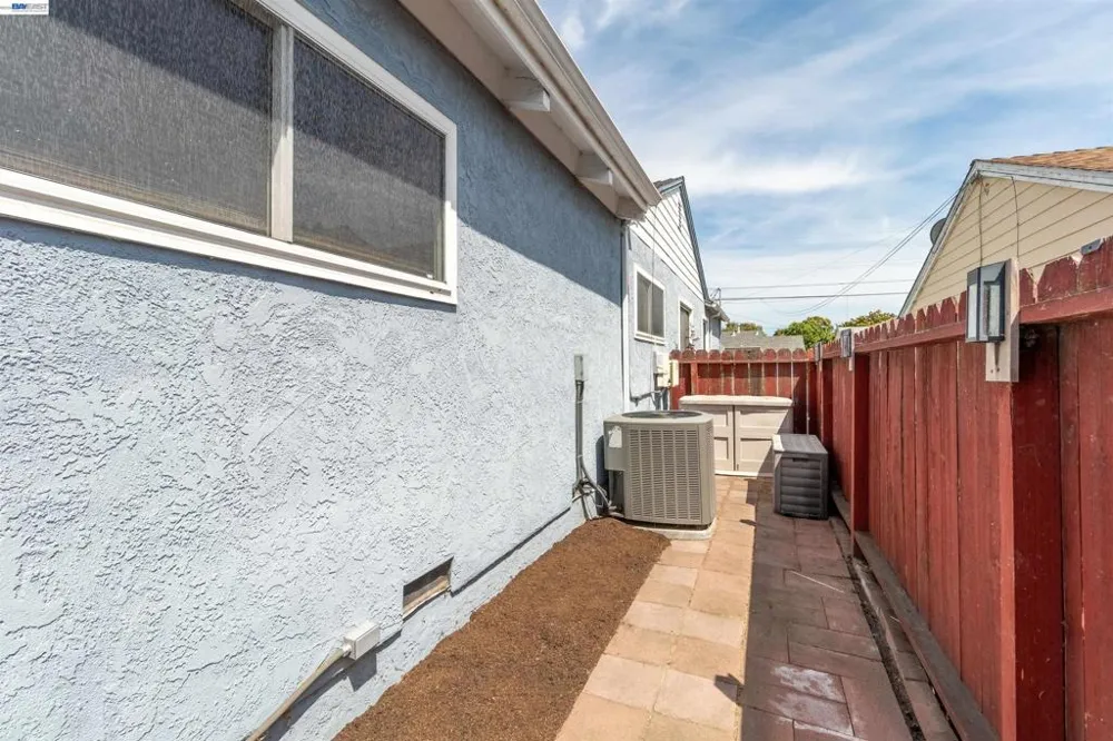 15209 Farnsworth St San Leandro, CA 94579