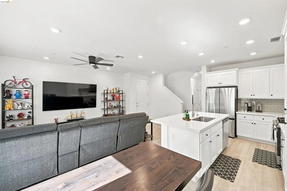 59 Autumn Ln Pittsburg, CA 94565