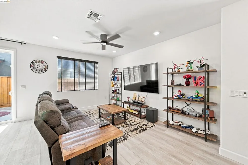 59 Autumn Ln Pittsburg, CA 94565