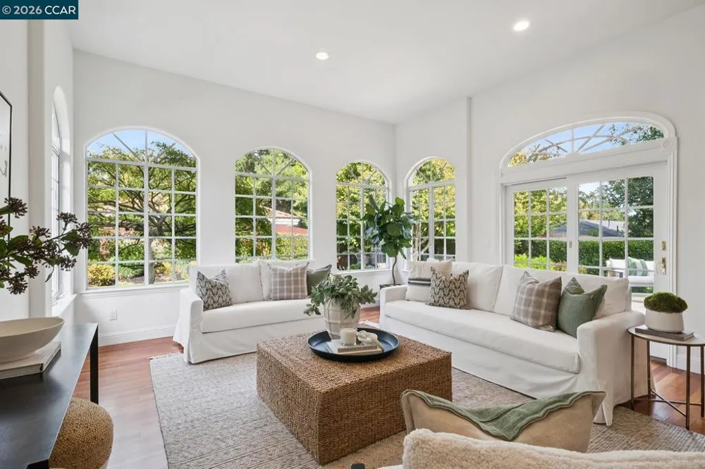 2 Reliez Manor Ct Lafayette, CA 94549