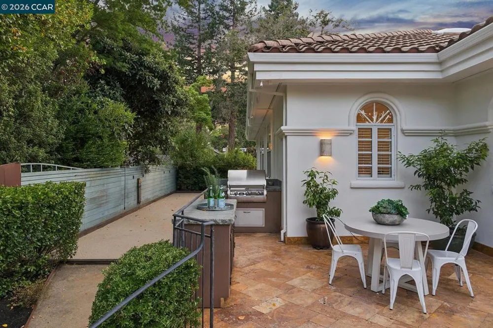 2 Reliez Manor Ct Lafayette, CA 94549