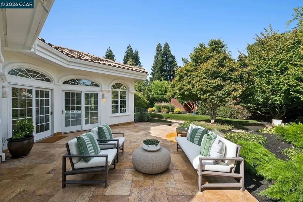 2 Reliez Manor Ct Lafayette, CA 94549