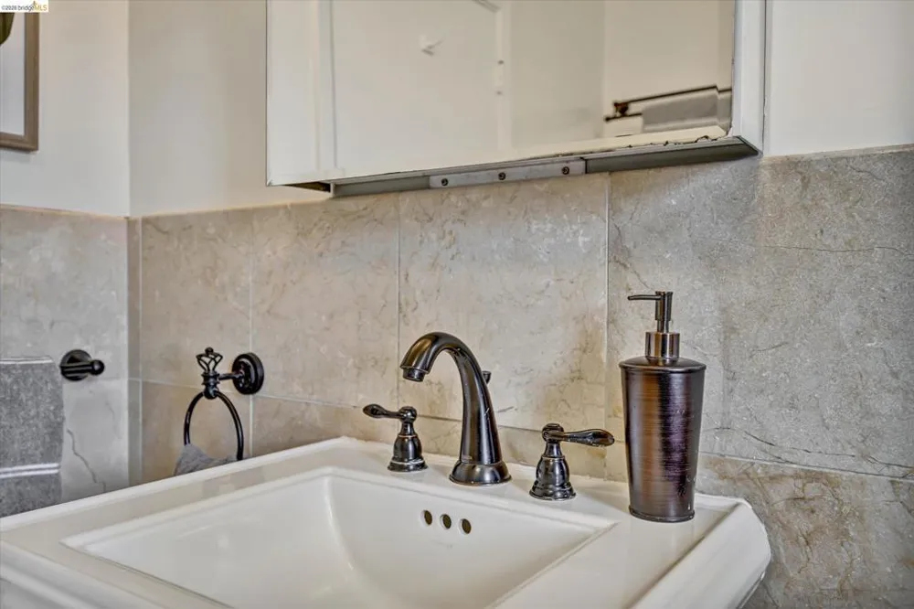 4656 Redding St Oakland, CA 94619