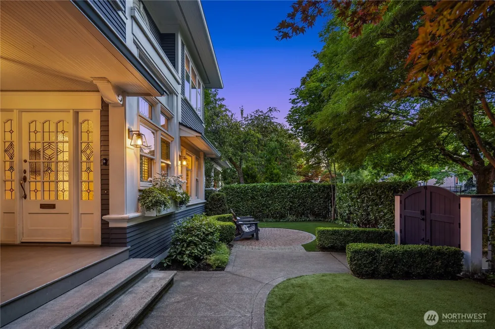 716 15th Avenue E Seattle, WA 98112