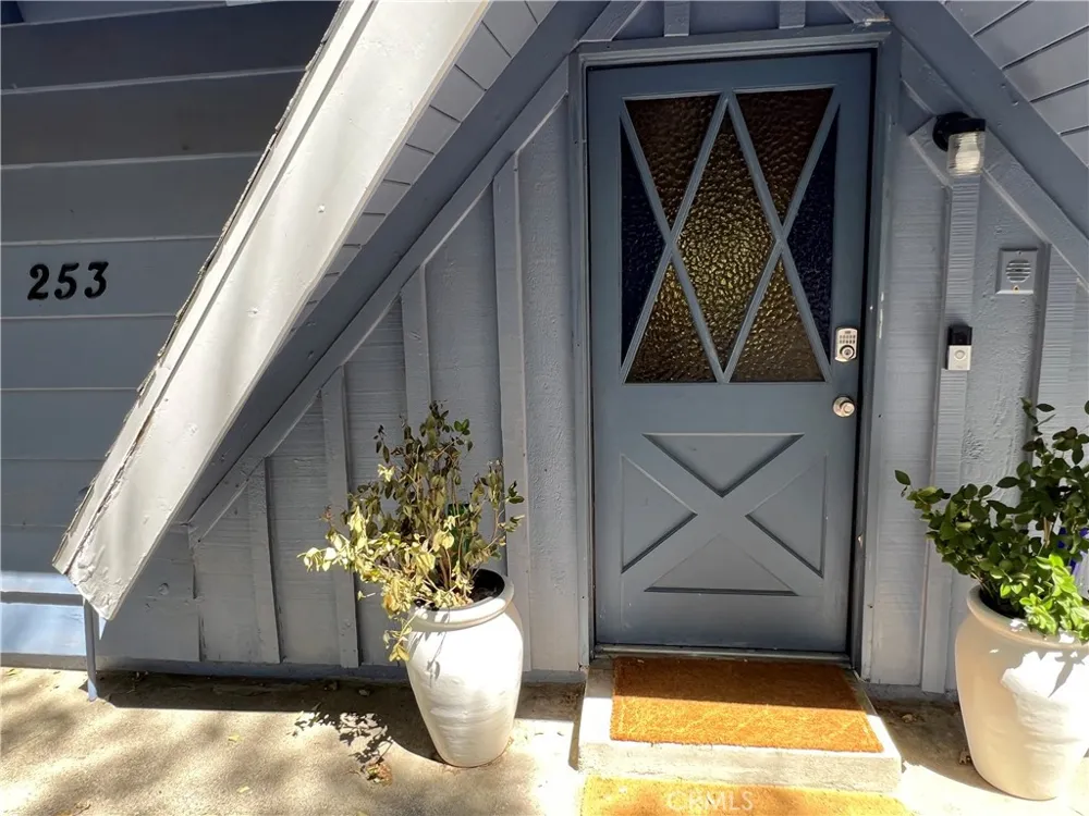 253 La Casita Twin Peaks, CA 92391