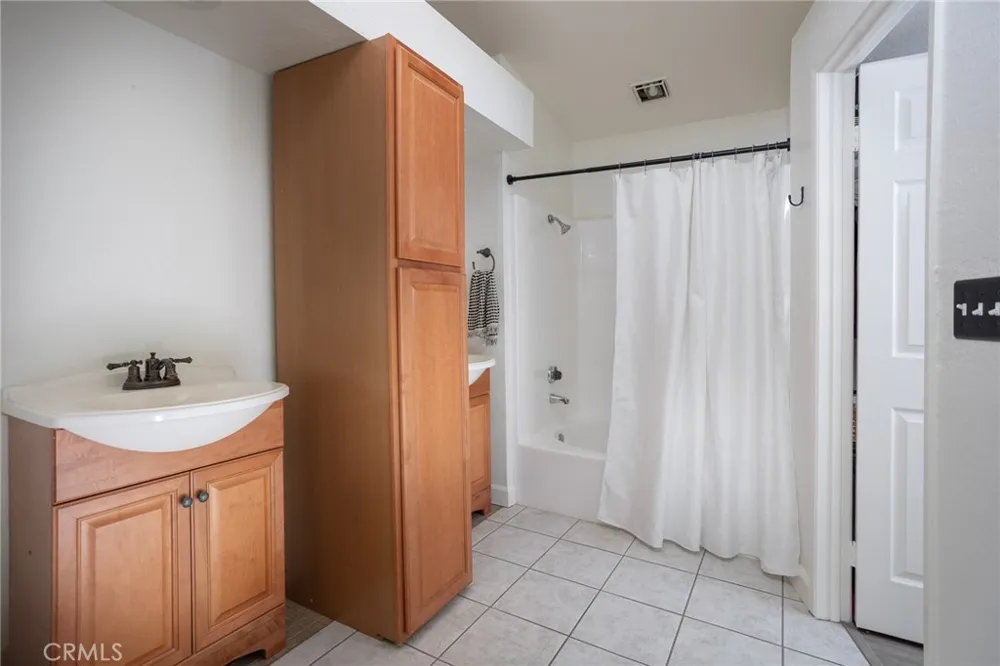 1551 W Via Bello Drive Rialto, CA 92377