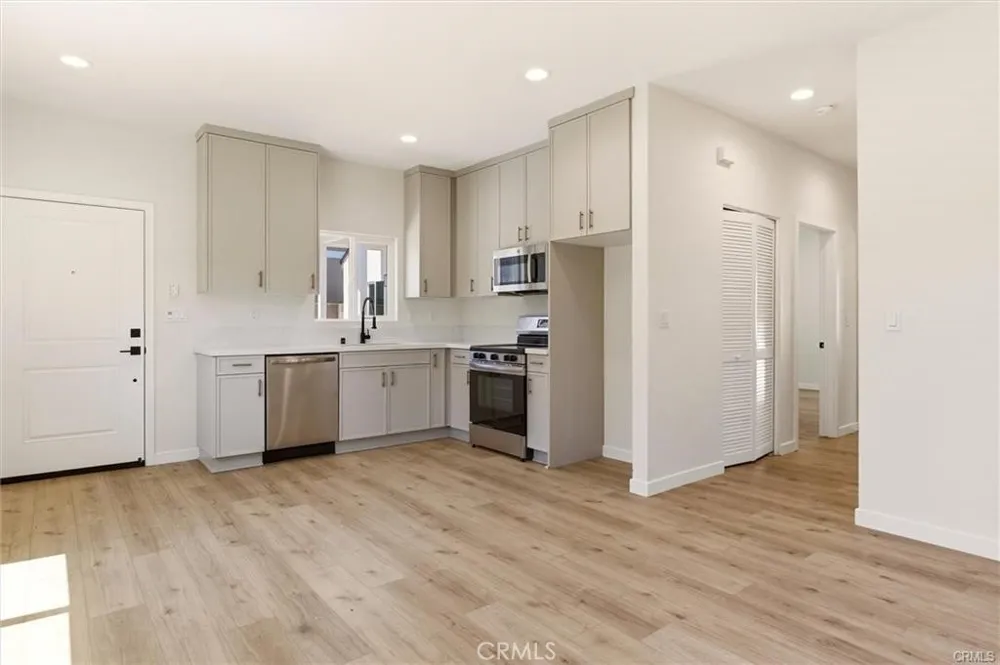2155 Euclid Avenue #B Long Beach, CA 90815