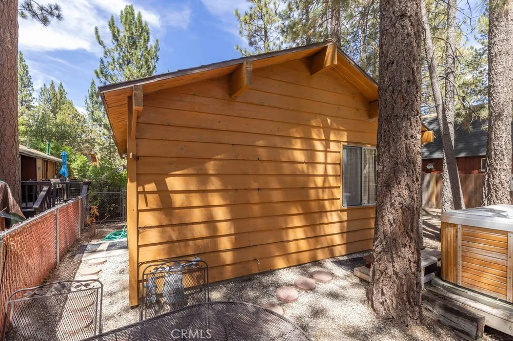 926 Robinhood Big Bear City, CA 92314
