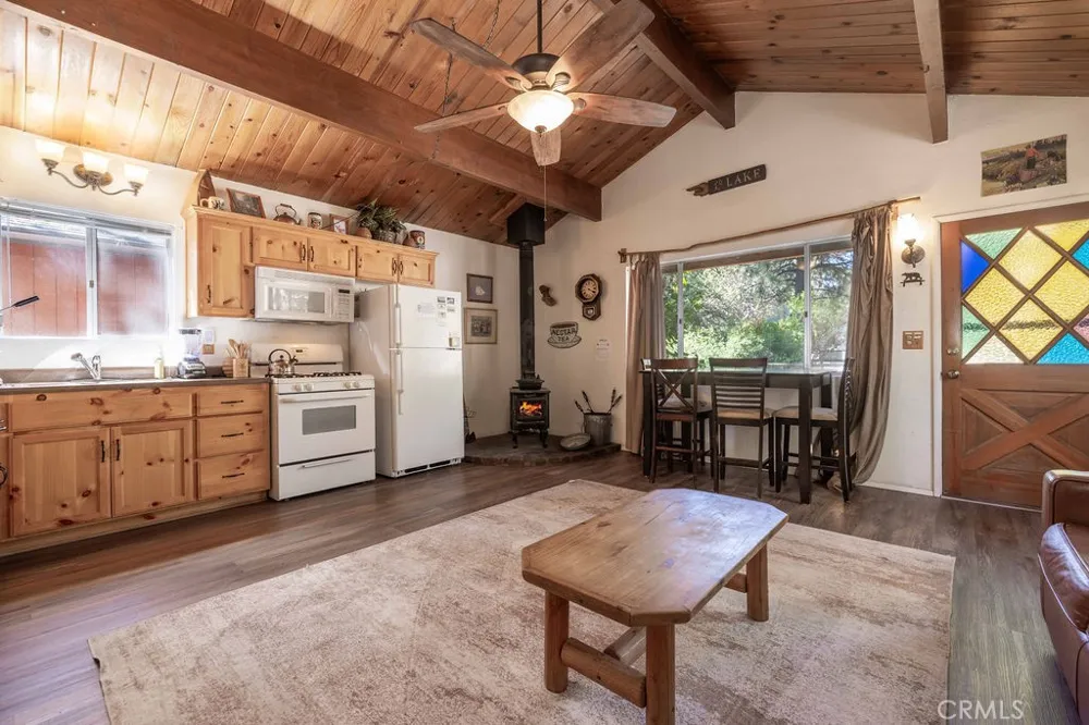 926 Robinhood Big Bear City, CA 92314