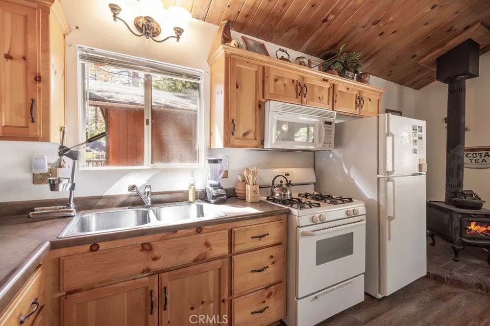 926 Robinhood Big Bear City, CA 92314