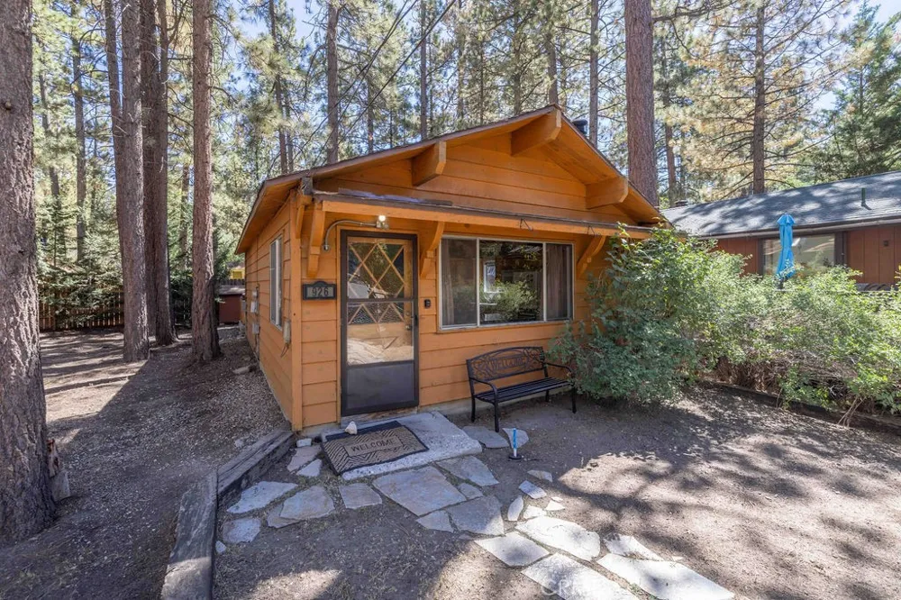 926 Robinhood Big Bear City, CA 92314