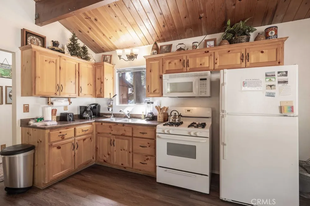 926 Robinhood Big Bear City, CA 92314