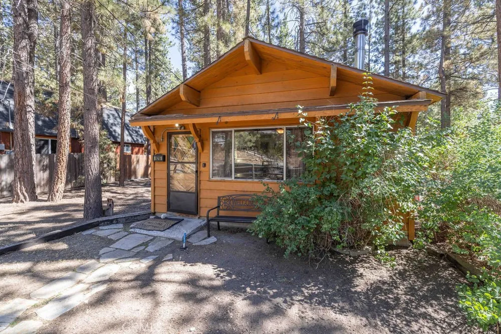 926 Robinhood Big Bear City, CA 92314