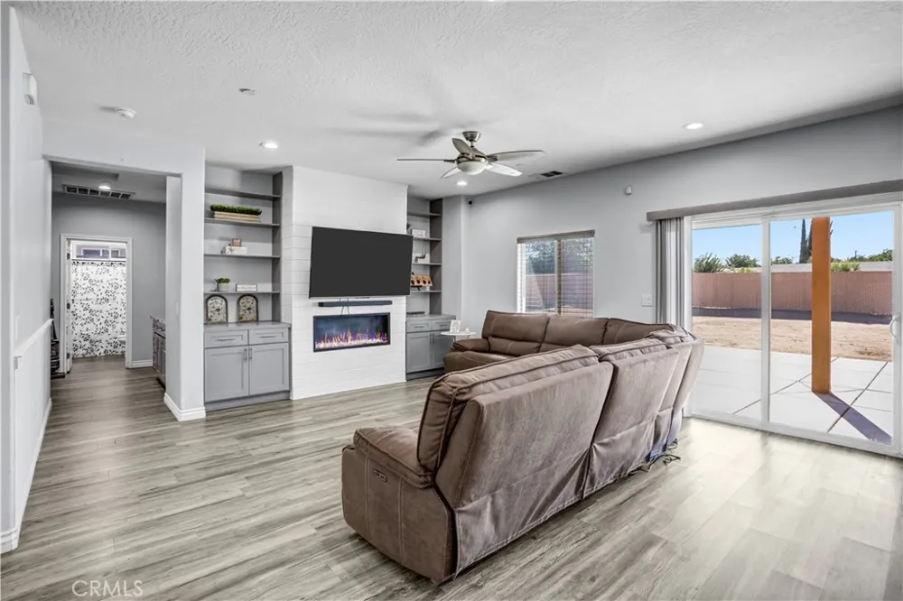 11078 Redwood Avenue Hesperia, CA 92345