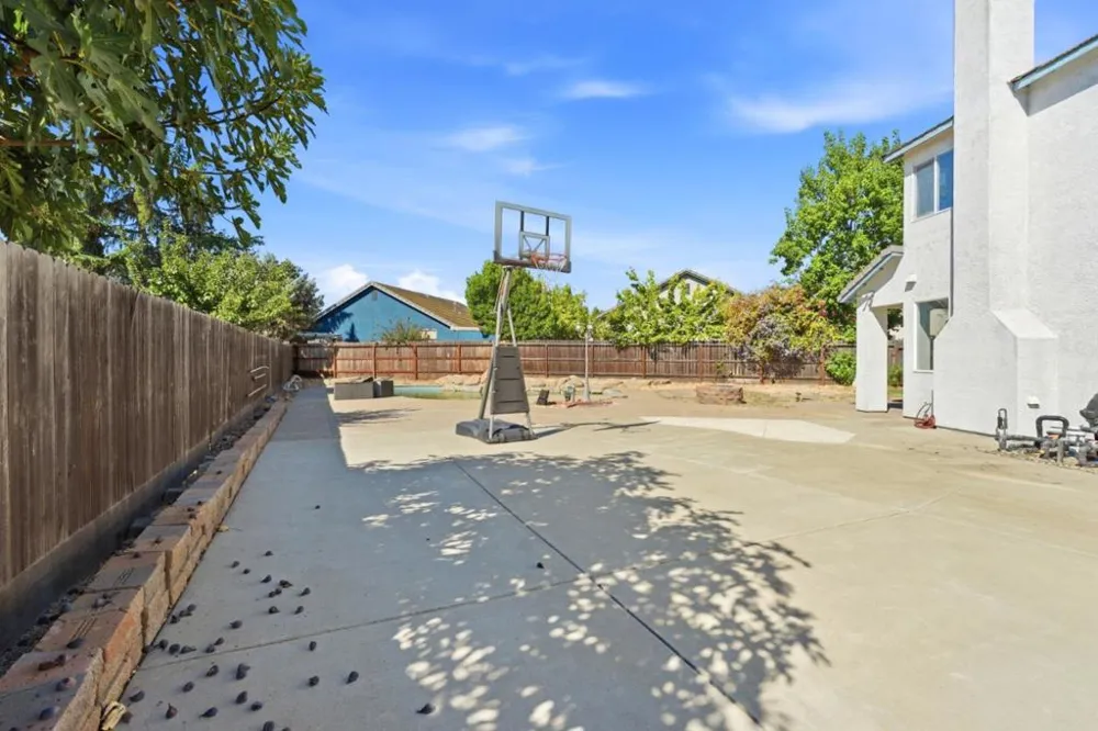 1901 Lauritson Lane Manteca, CA 95336