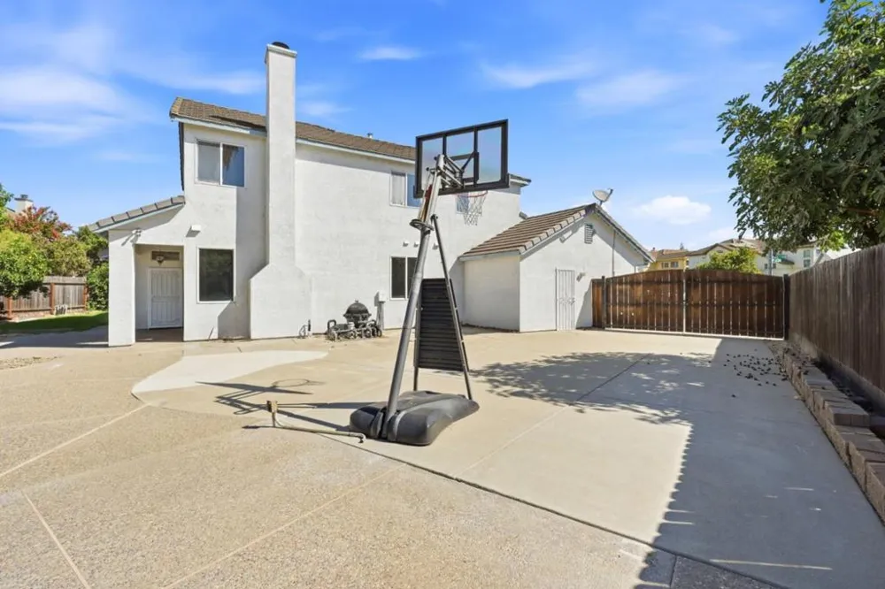 1901 Lauritson Lane Manteca, CA 95336