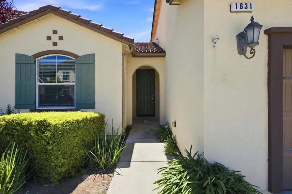 1631 Panorama Drive Hollister, CA 95023