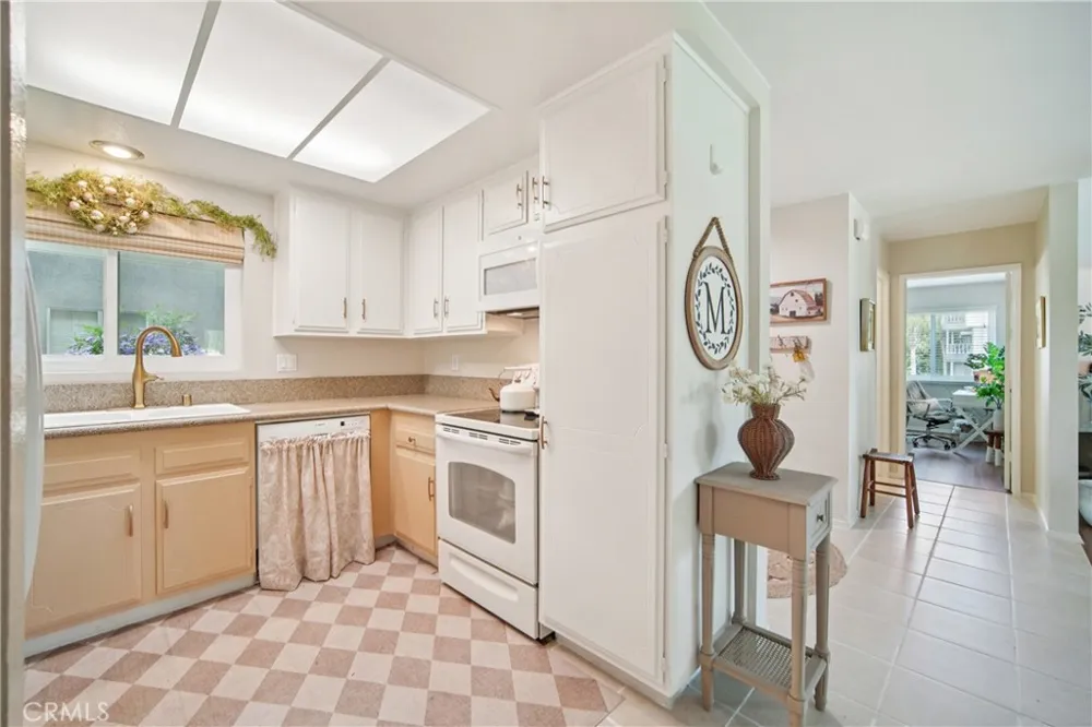 2402 Via Mariposa W #1E Laguna Woods, CA 92637