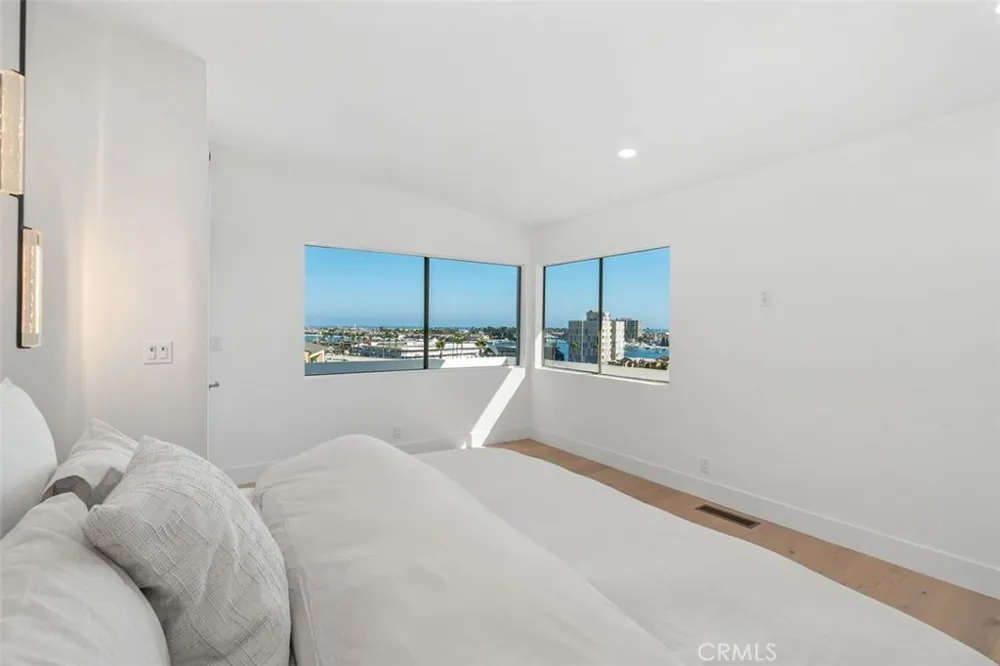 233 Santa Ana Newport Beach, CA 92663