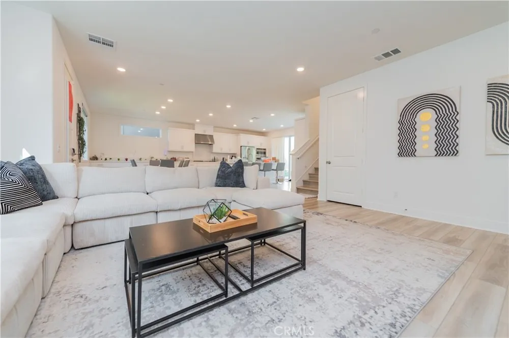 168 Sash Irvine, CA 92618