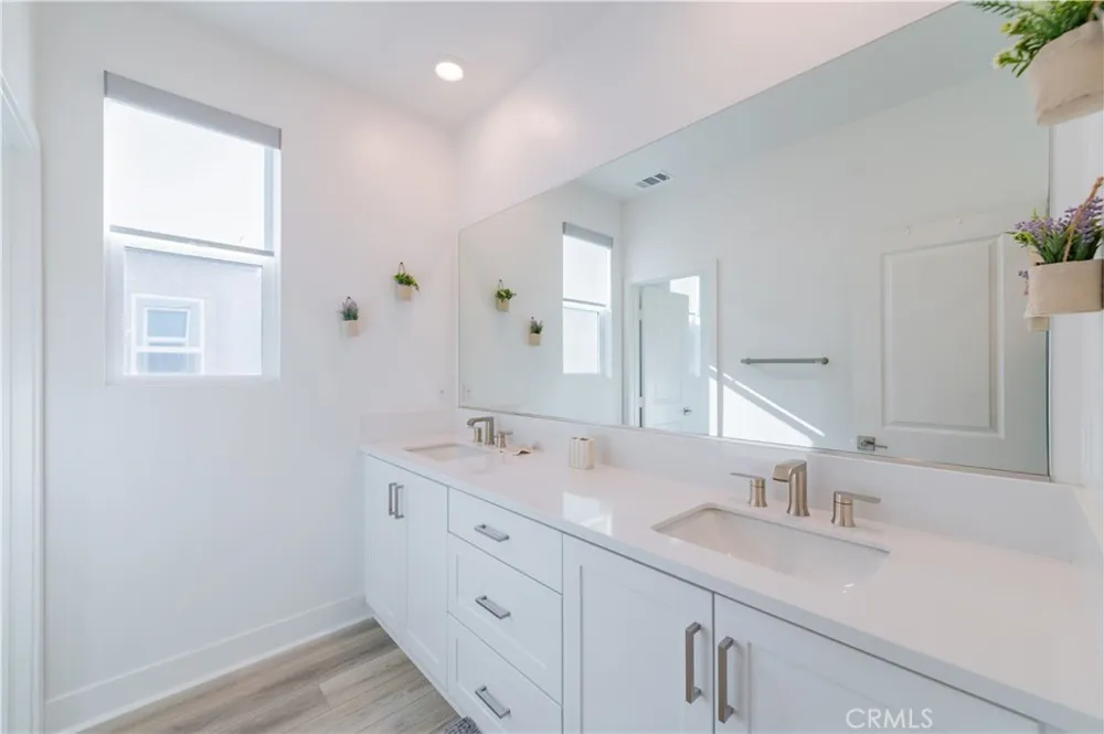 168 Sash Irvine, CA 92618
