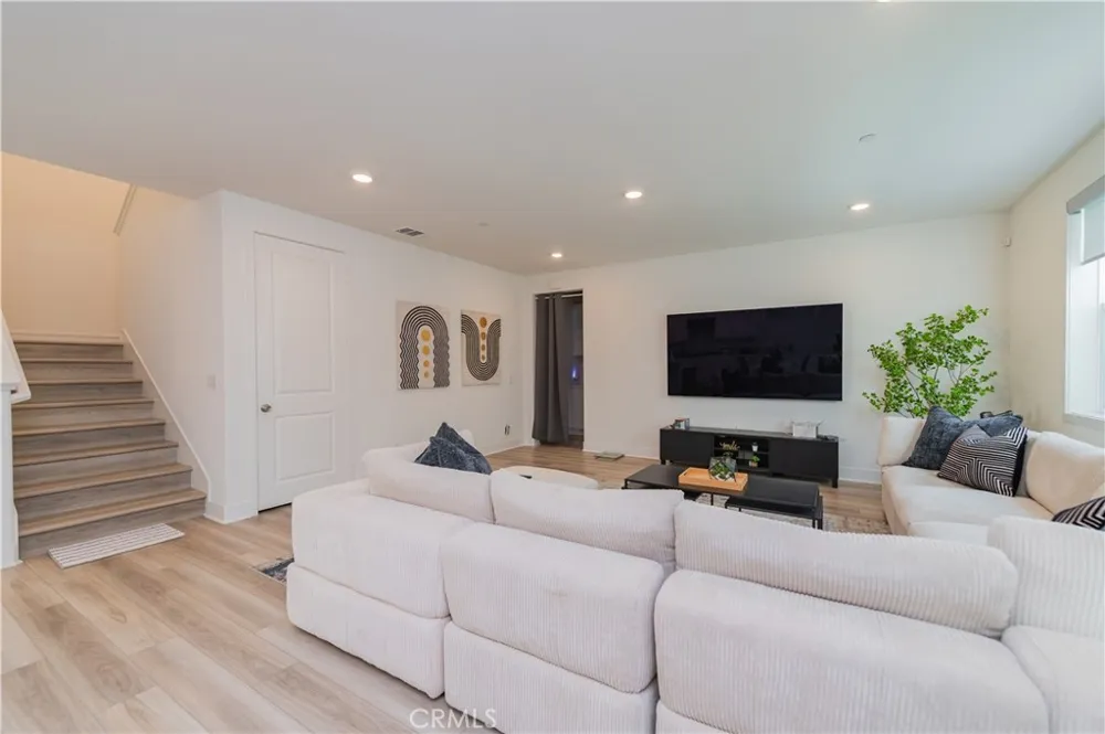 168 Sash Irvine, CA 92618