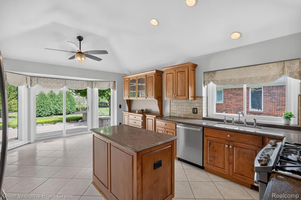 15053 Hillcrest Lane Shelby Charter Township, MI 48315