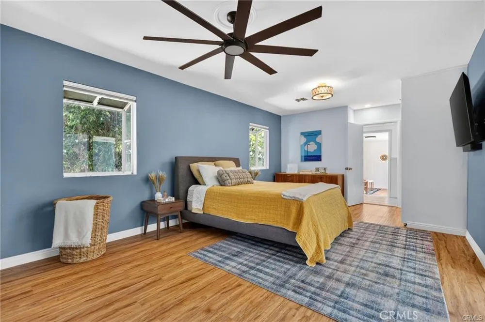 17061 Parthenia St Sherwood Forest, CA 91325