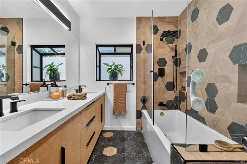 17061 Parthenia St Sherwood Forest, CA 91325