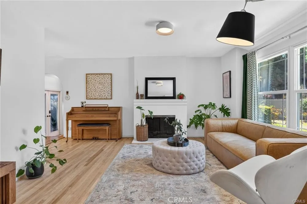 17061 Parthenia St Sherwood Forest, CA 91325