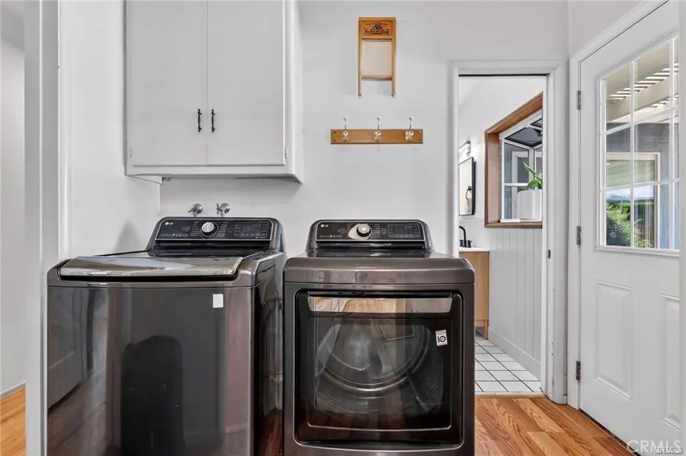 17061 Parthenia St Sherwood Forest, CA 91325