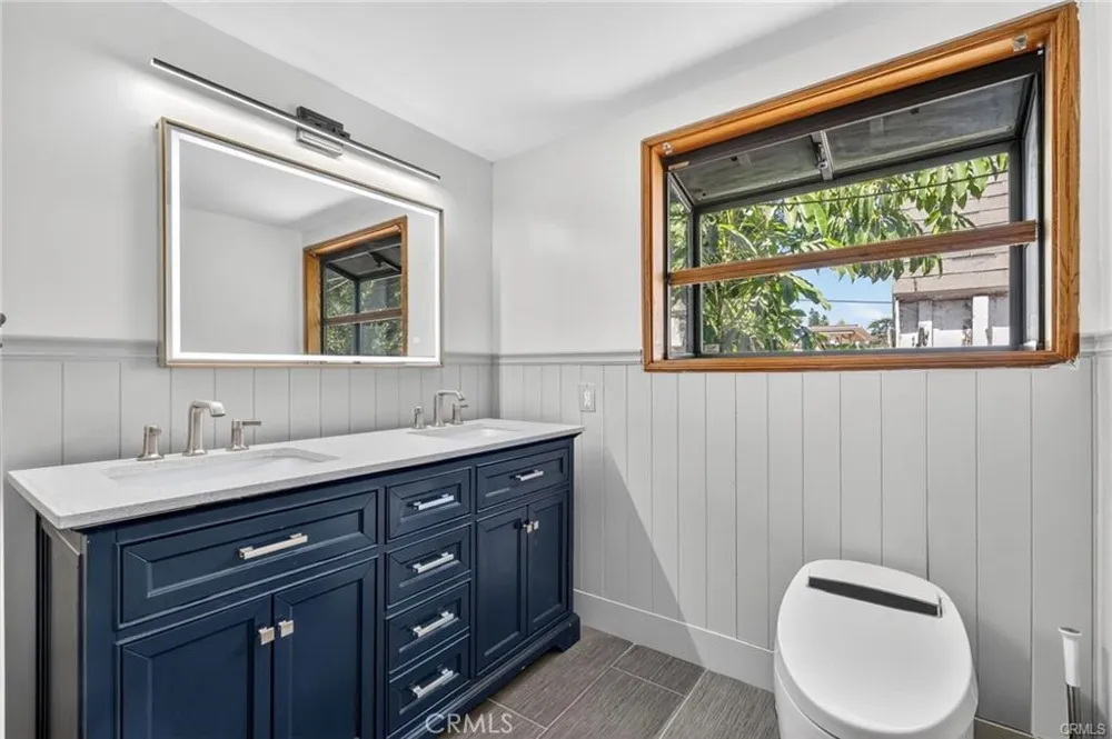 17061 Parthenia St Sherwood Forest, CA 91325