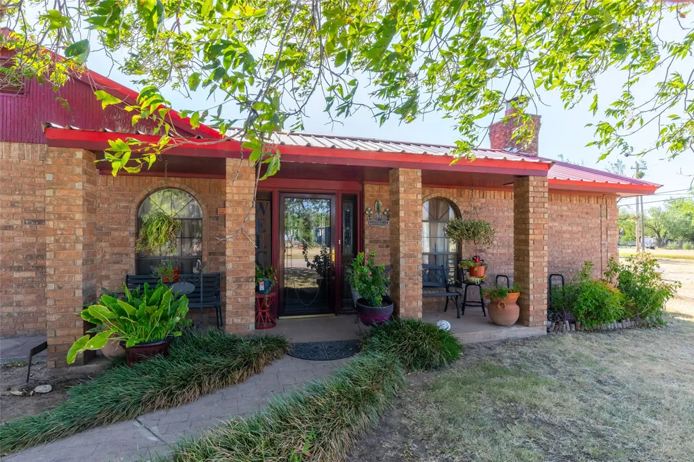 311 S Berthelot Street Stamford, TX 79553