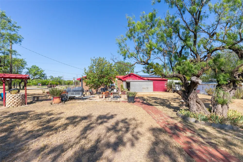 311 S Berthelot Street Stamford, TX 79553