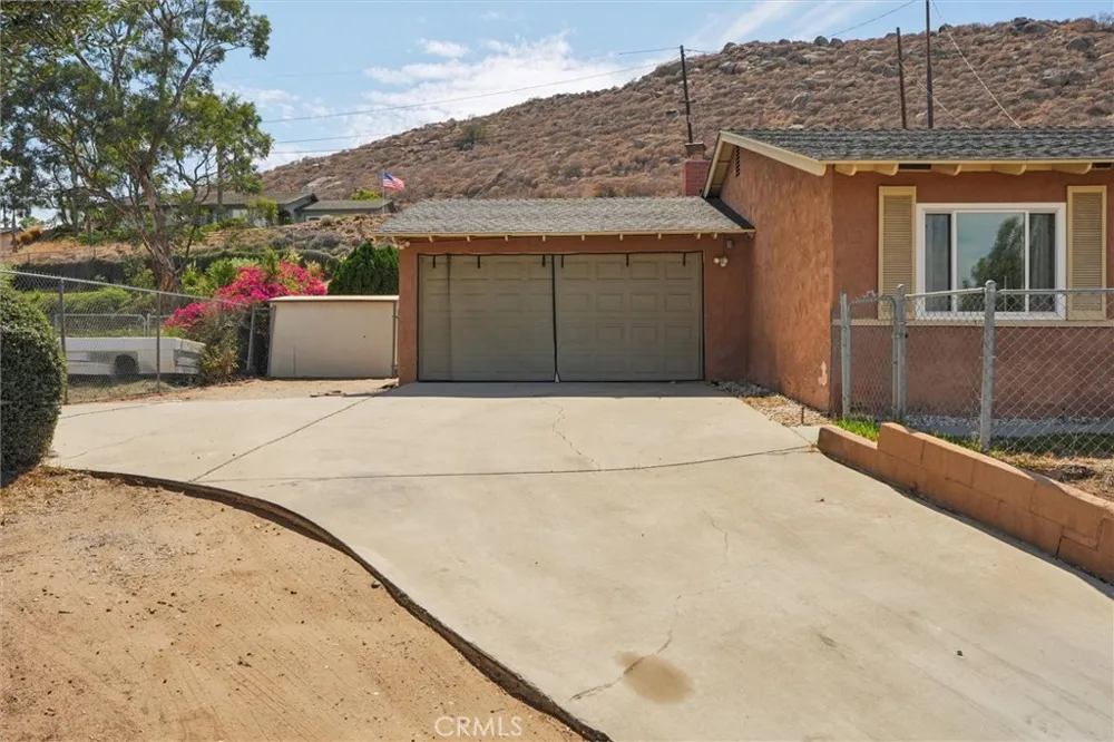 5435 Pinto Jurupa Valley, CA 92509