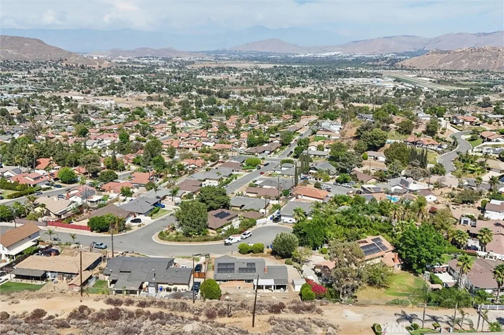 5435 Pinto Jurupa Valley, CA 92509