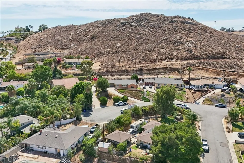 5435 Pinto Jurupa Valley, CA 92509