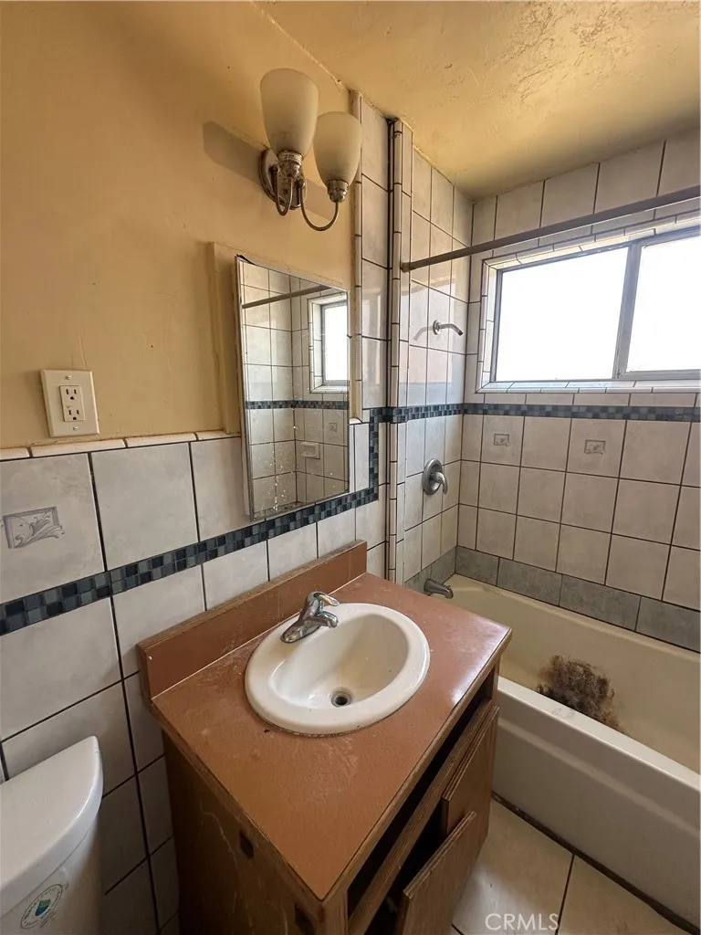 912 Meadows Bakersfield, CA 93306