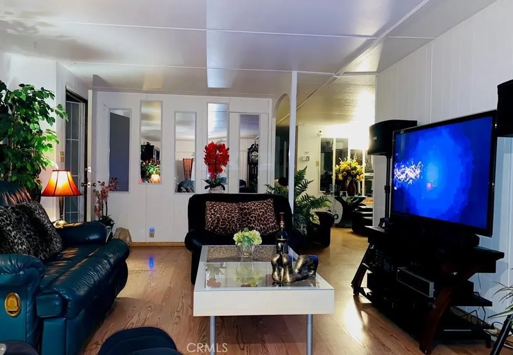 8811 Canoga Avenue #109 Canoga Park, CA 91304