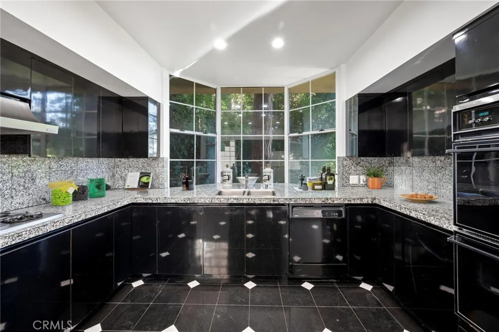 8246 Woodshill Trail Los Angeles, CA 90069