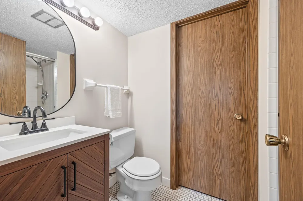 2241 Country Lane Minnetonka, MN 55305