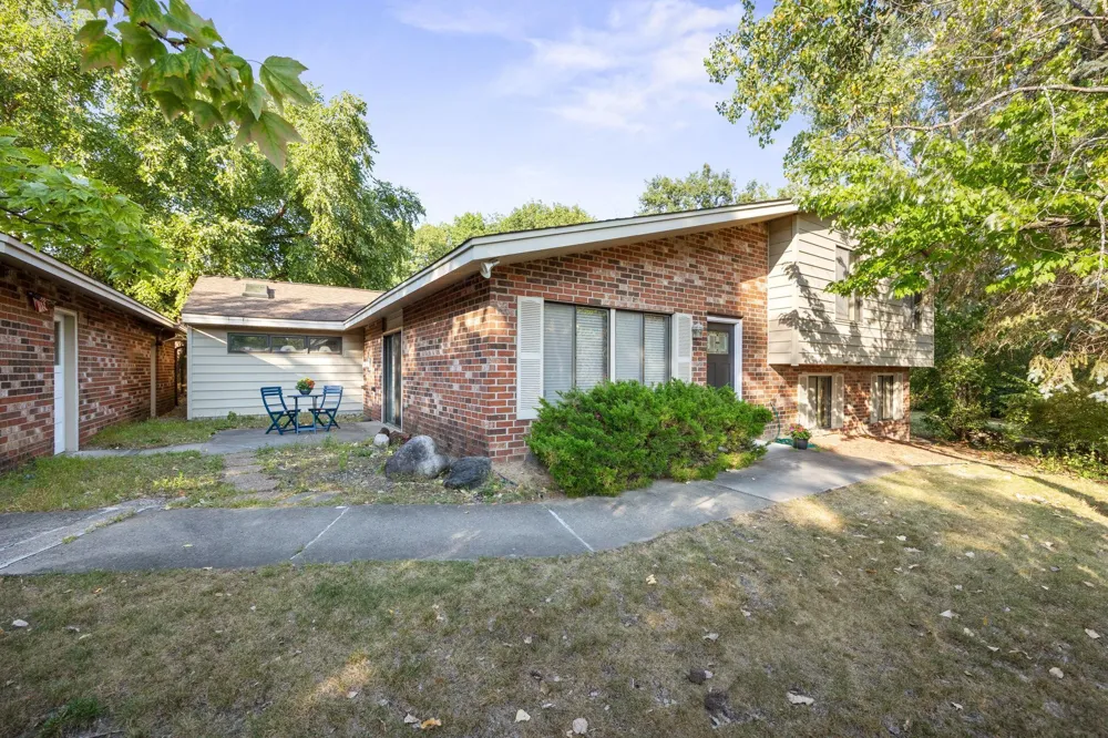 2241 Country Lane Minnetonka, MN 55305