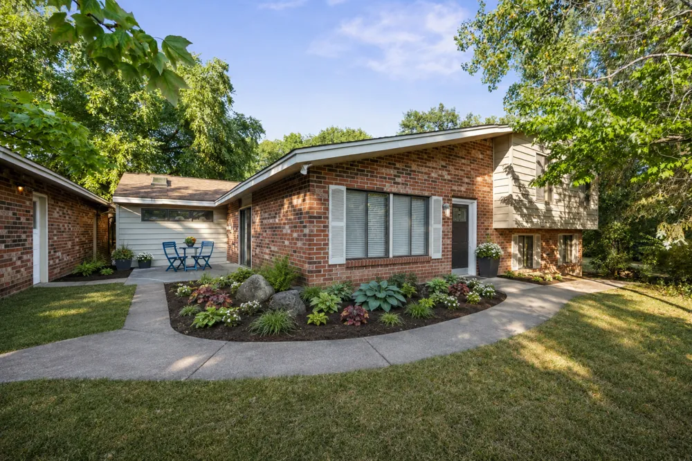 2241 Country Lane Minnetonka, MN 55305