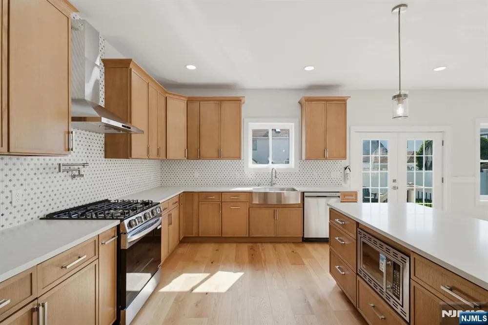 588 Maple Avenue Saddle Brook, NJ 07663
